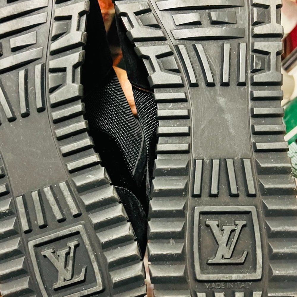 Louis Vuitton Runaway Sneaker - Picture 5 of 5